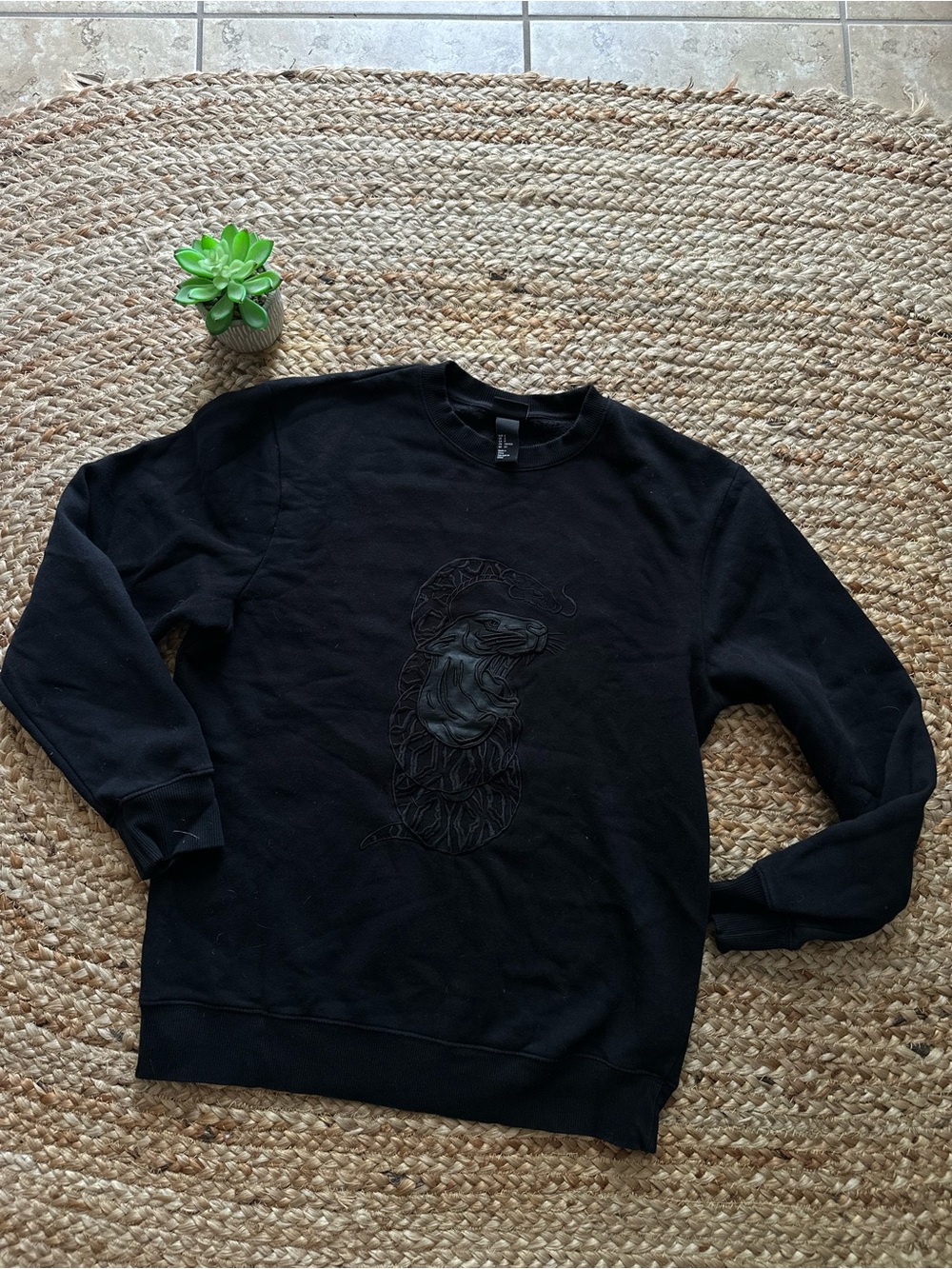 BLACK GRAPHIC CREWNECK